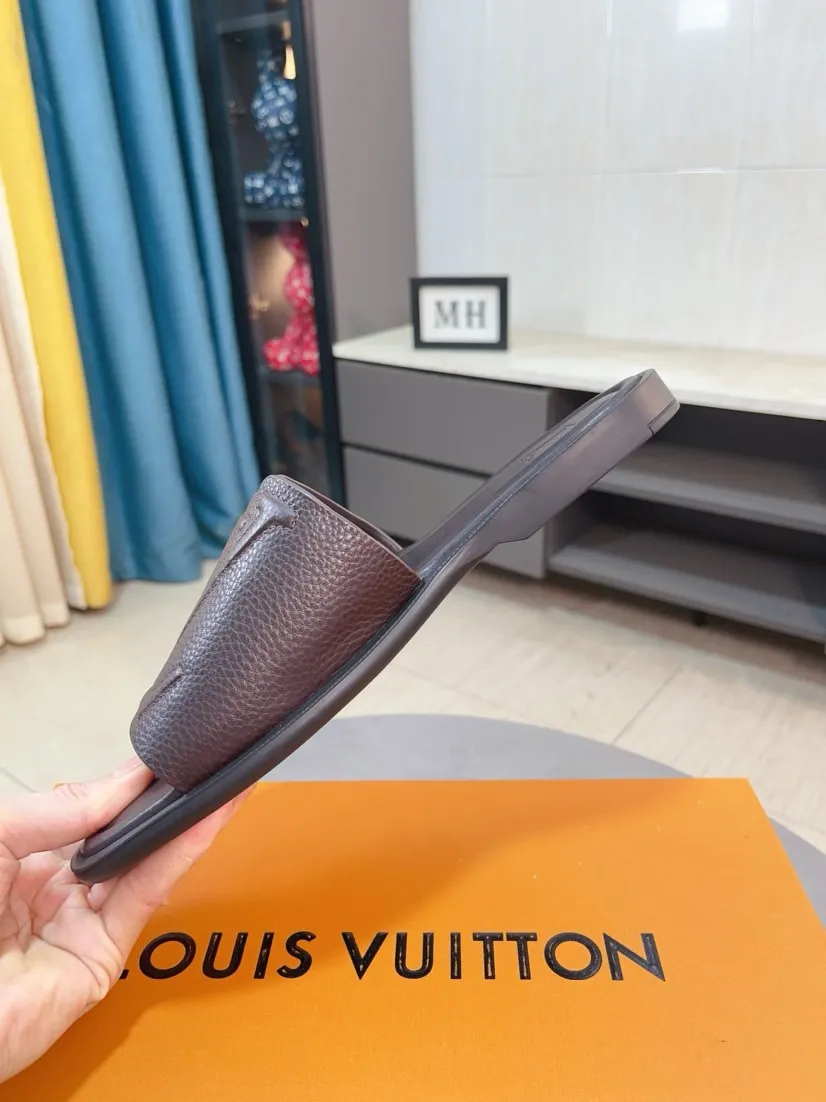 Men's shoes 💰340🌸🌸LV medium men's spring and summer slippers counter synchronization. The uppers are imported cowhide fabrics from Italy, logo graphics and high-quality craftsmanship. Soles: original soles specially provided by the original factory. Exclusive molded soles are super comfortable. Original factory single goods. 🔍🔍High quality. You can enter and exit the counter at will. Welcome to compare. Size 38-45